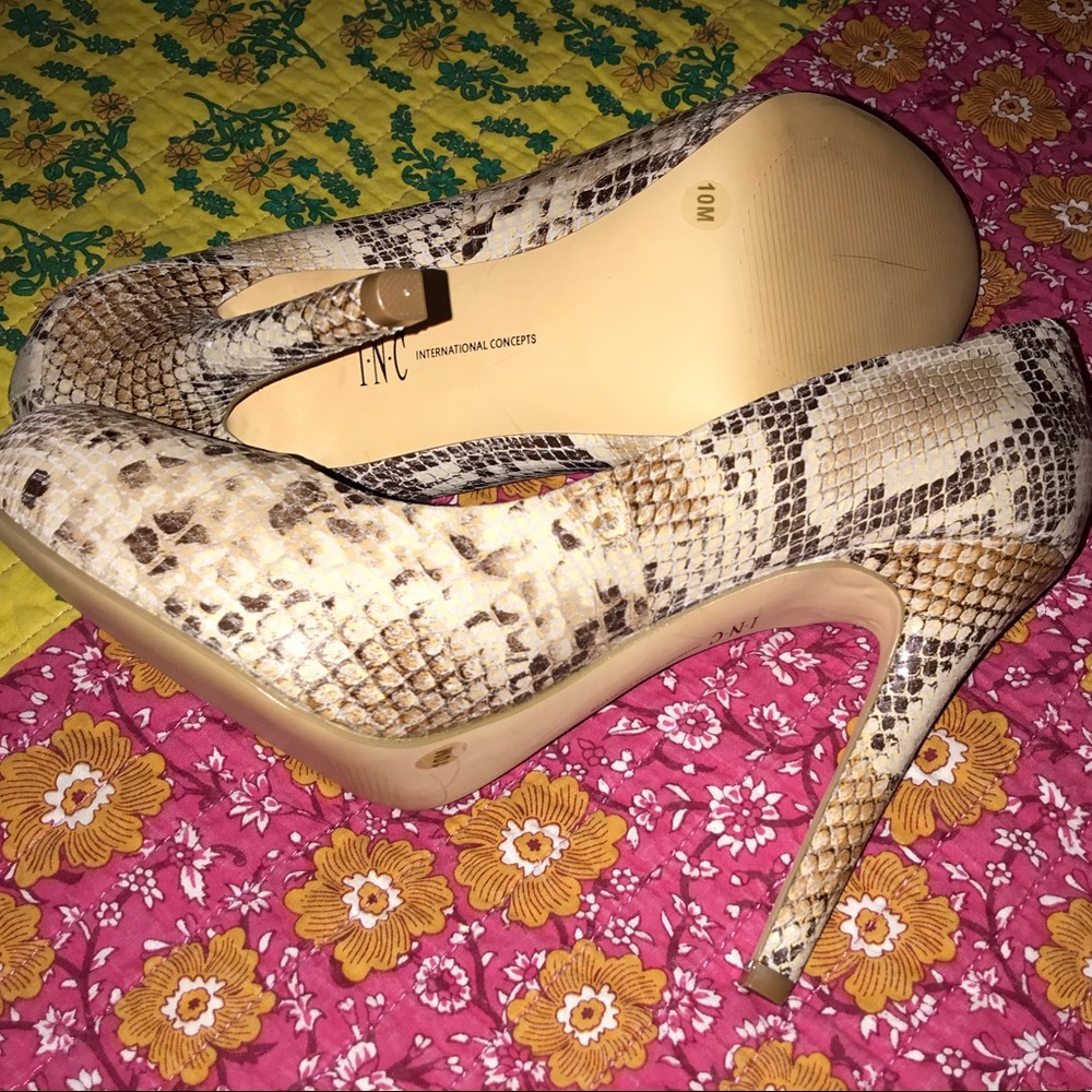 Women’s snakeskin pump NWOT - Picture 2 of 3